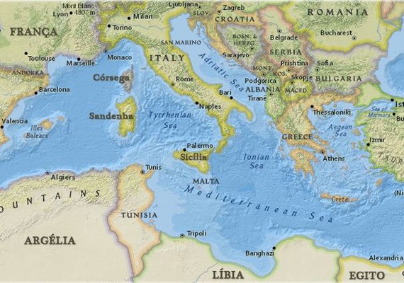 Mais de 2 mil imigrantes são resgatados no Mediterrâneo neste sábado