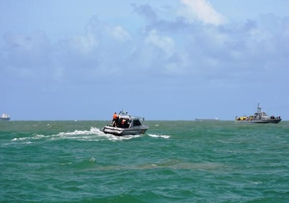 Marinha e Polícia Civil investigam causas de naufrágio ocorrido em Salvador
