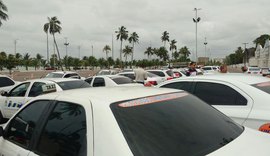 Taxistas protestam, em Maceió, contra serviços oferecidos pelo Uber
