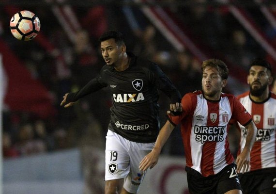 Botafogo perde, mas avança na ponta do Grupo 1 da Libertadores