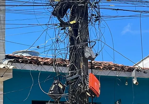 Corte de cabos de internet deixa milhares de moradores sem conexão no Vergel do Lago