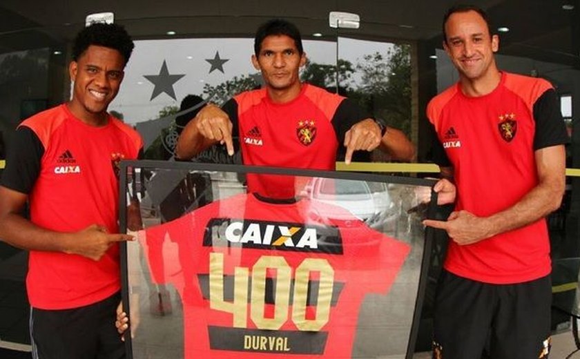 Zagueiro Durval recebe camisa comemorativa por 400 jogos no Sport