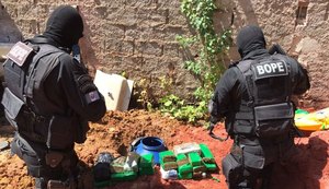 Condutor é detido com droga no veículo e maconha enterrada em terreno