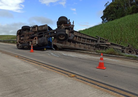 Caminhão tomba na BR-101 em Messias e PRF sinaliza pista para evitar acidentes no local