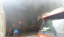 Incêndio de grandes proporções destrói 3 veículos de empresa de publicidade