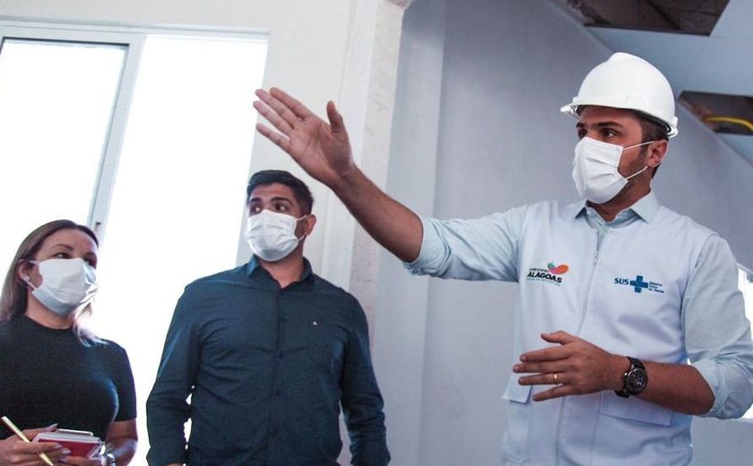 Secretário inspeciona obras e entrega mais equipamentos para o Hospital do Alto Sertão