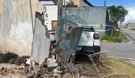 Batida entre carros termina com veículo atingindo muro em Arapiraca