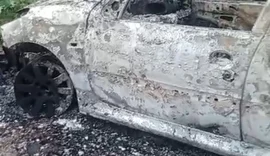 Veículo é encontrado totalmente carbonizado em estrada vicinal em Arapiraca
