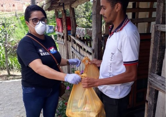 Escolas estaduais entregam kits de alimentação para famílias de alunos