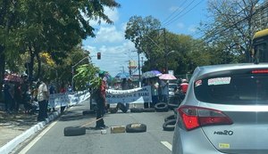 Profissionais do Hospital Veredas realizam novo protesto por salários atrasados em Maceió