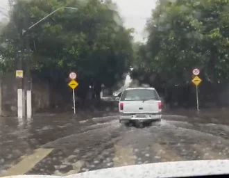 Chuvas provocam alagamentos e transtornos no trânsito em Maceió