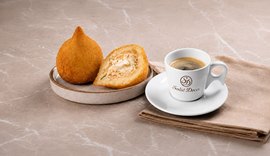 Rede de confeitarias oferece café expresso na compra de coxinha em ação nacional nas mais de 400 lojas da rede