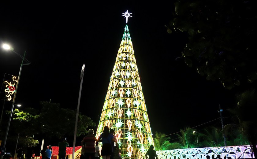 Luzes do Natal viram atração na orla de Maceió