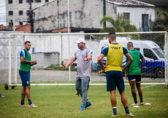 CSA embarca para Chapecó e time ainda tem dúvidas no setor ofensivo