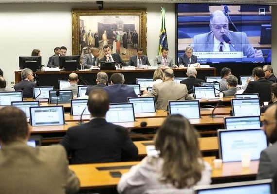 CCJ retoma sessão para votar parecer sobre denúncia contra Temer