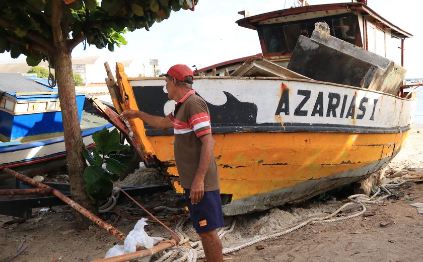 Pescadores pedem ajuda após ressaca danificar os barcos
