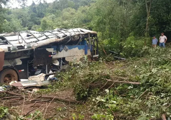 Ônibus que capotou e matou 11 era irregular