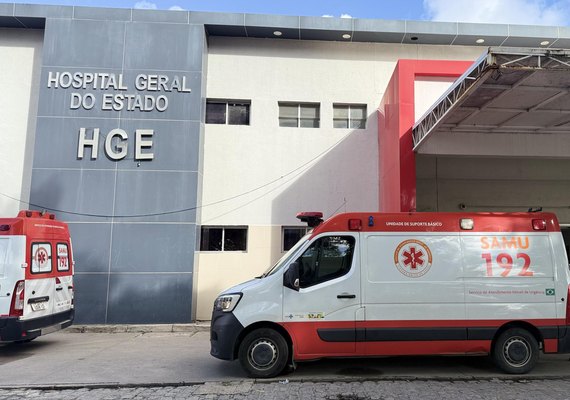 Homem é baleado em tentativa de assalto e bate carro em poste em Maceió