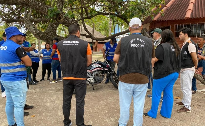 Ambulantes da orla marítima são orientados sobre novas regras para faixa de areia