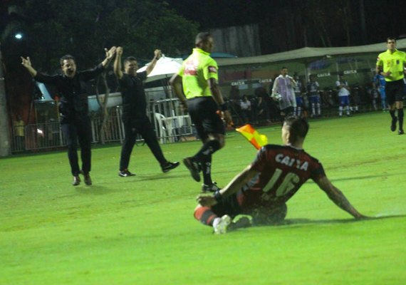 Copa do Nordeste: Vitória vira para cima do Bahia e sai na frente