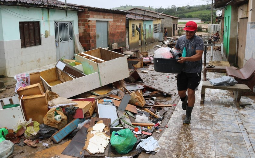 Destruição: moradores tentam salvar o que restou após enchentes em cidades ribeirinhas