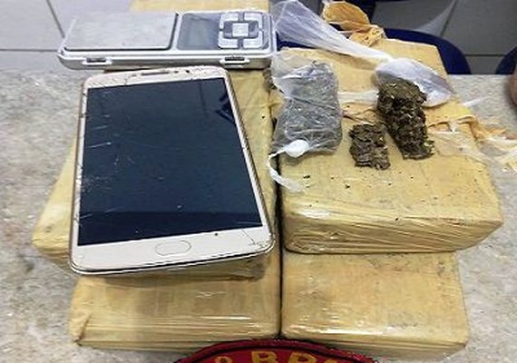 Delivery de drogas: jovem é preso com quase 3 quilos de maconha