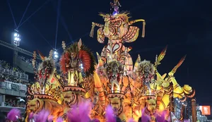 Água, fogo e fumaça marcam desfiles do 1º dia do grupo especial