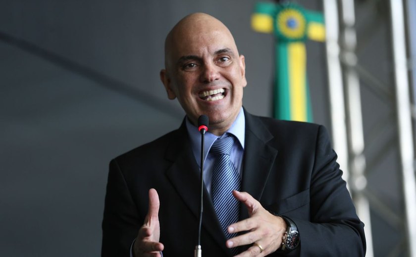 Moraes manda Bolsonaro prestar informações sobre propaganda eleitoral antecipada
