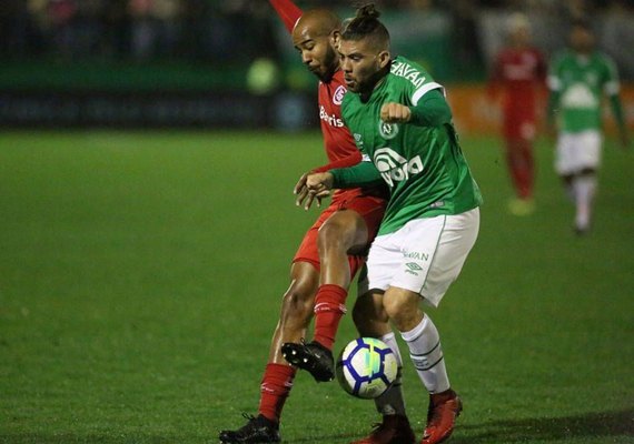 Internacional leva virada, perde pênalti no fim e São Paulo reassume liderança