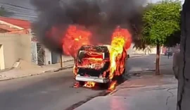 Incêndio em Kombi provoca susto em moradores do bairro Cavaco, em Arapiraca