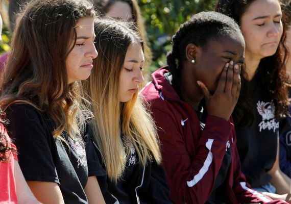 Policial que não reagiu em massacre na Flórida pede demissão