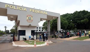 'Sala de Estado' da PF onde Bolsonaro deve ficar detido tem cama, TV, banheiro e frigobar