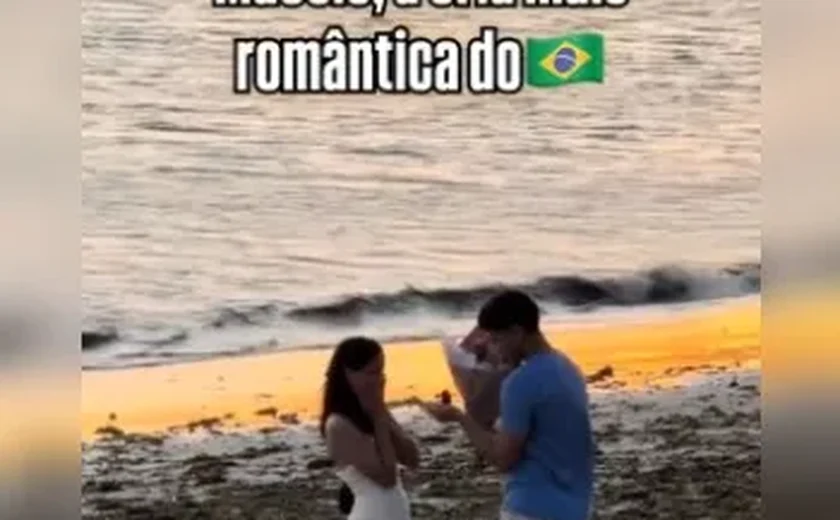 Pedido de casamento ao pôr do sol emociona banhistas na orla de Ponta Verde, em Maceió