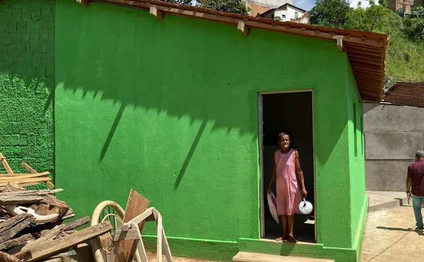Família que morava barraco de madeira em comunidade de Maceió ganha casa totalmente nova