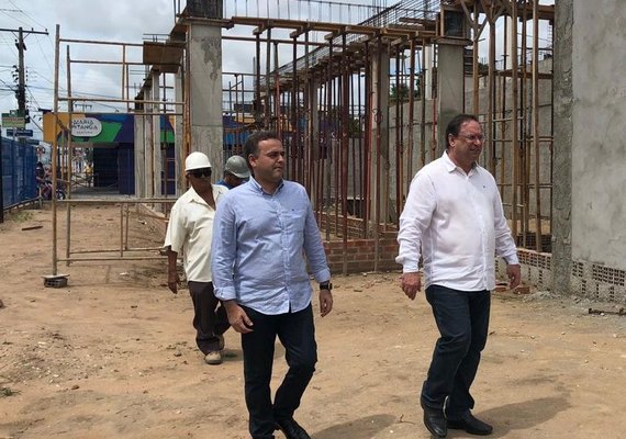Luciano Barbosa vistoria obras de teatro e biblioteca no CEI em Arapiraca