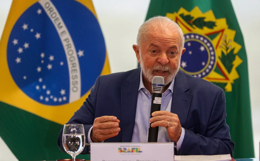 Lula pede que obras avancem sem 'repetir possíveis equívocos'