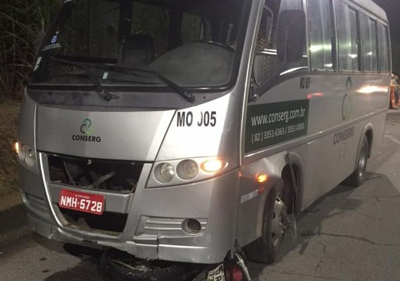 Homem morre após colisão entre moto e micro-ônibus