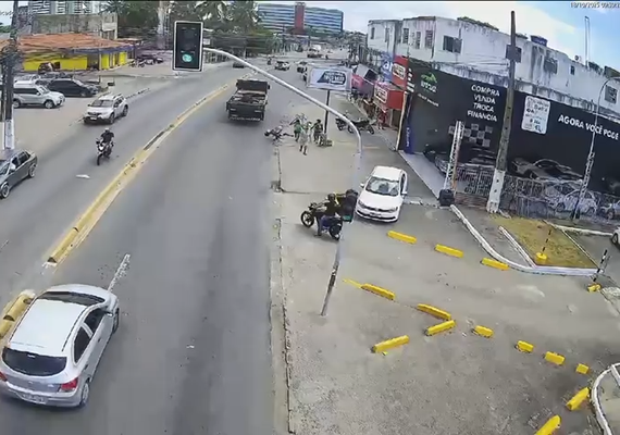 Vídeo: ciclista é atropelado por caminhão em Maceió e motorista foge sem prestar socorro