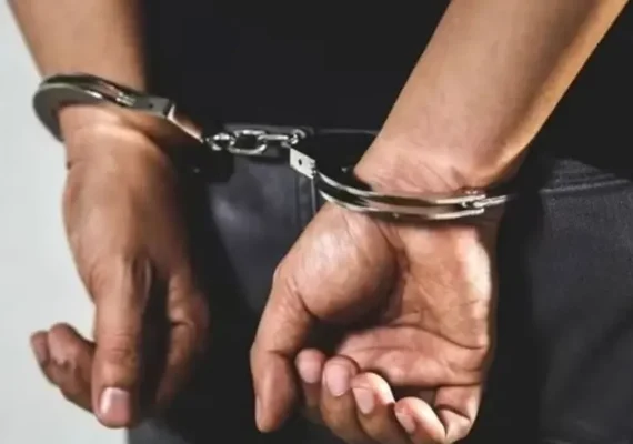 Homem é preso após tentar furtar bebida e danificar viatura policial em Maceió