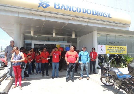 Bancários fazem protesto nas agências do Banco do Brasil que serão fechadas