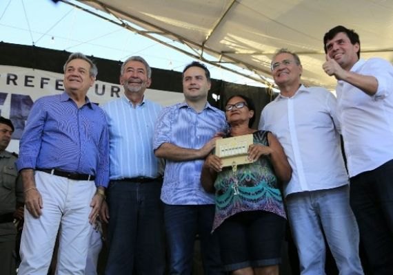 Governador entrega 245 casas e destaca investimentos em Penedo