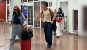 Casal? Cantor canadense Shawn Mendes e atriz Bruna Marquezine chegam juntos a Maceió