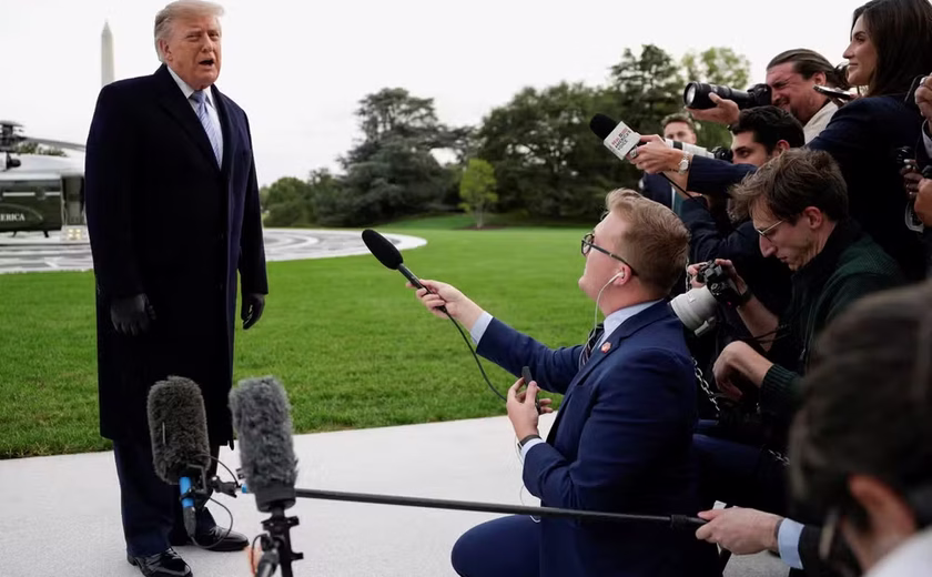 Jornalistas voltam a ser barrados na Casa Branca após Justiça determinar que Trump libere acesso