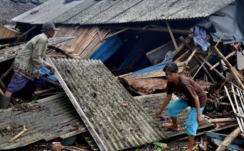 Sobe para 373 número de mortos após tsunami na Indonésia