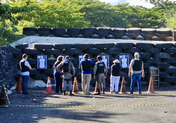 Peritos médicos legais e odontolegistas participam de instrução de tiro
