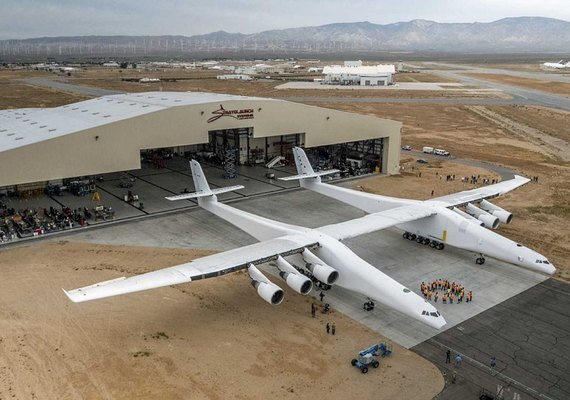 Maior avião já construído pelo homem sai de hangar nos Estados Unidos