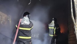 Corpo de Bombeiros combate incêndio em loja de eletrodomésticos em Arapiraca