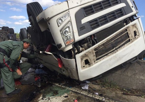 Condutor de carreta morre após veículo capotar em Novo Lino