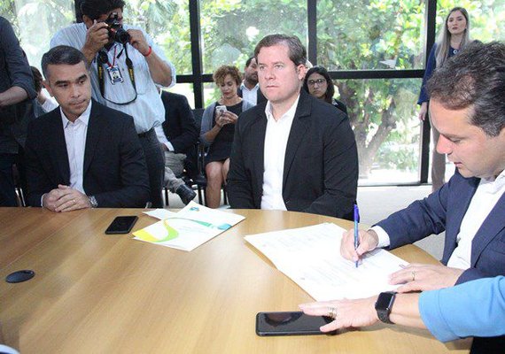 Ordem de serviço para ampliação do Centro de Convenções de Maceió é assinada