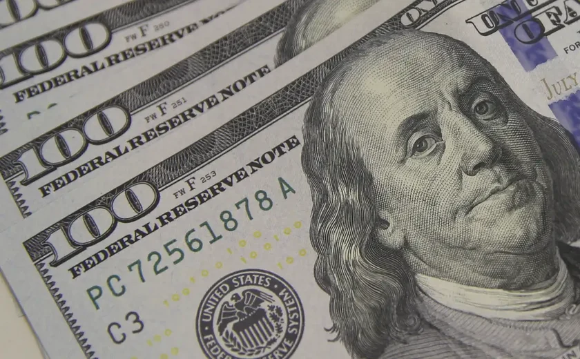 Dólar cai a R$ 5,08 e atinge menor valor em um mês